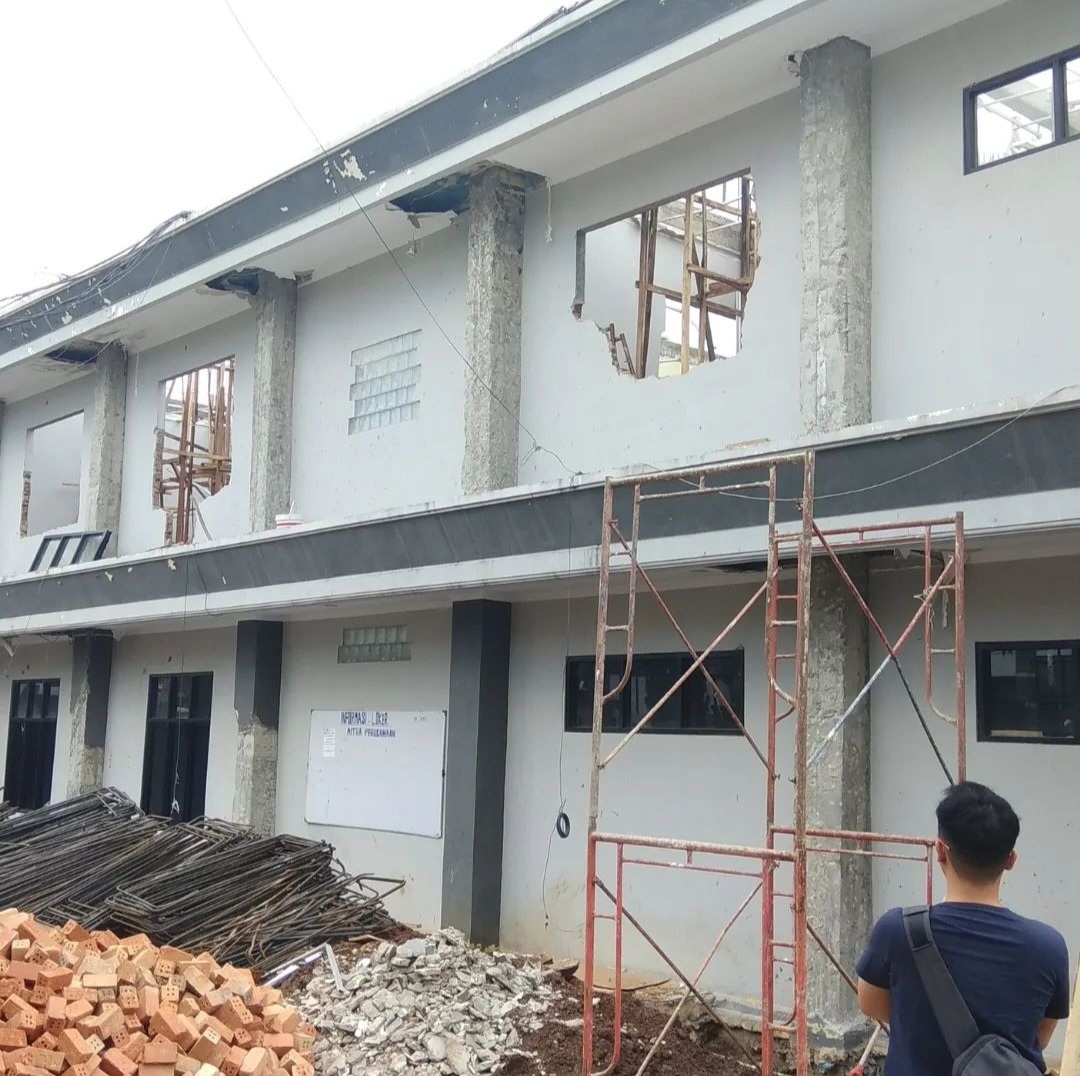 Gedung Kantor Tiga Lantai