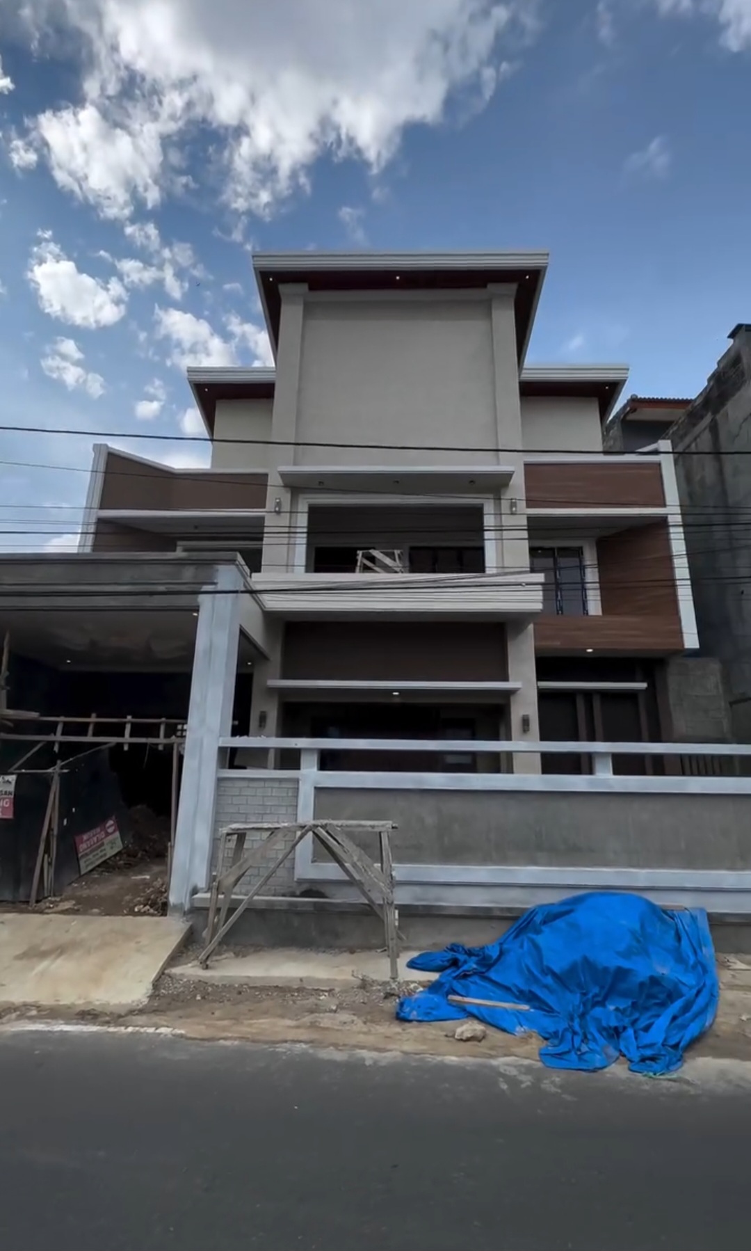 Hunian dengan Carport Luas
